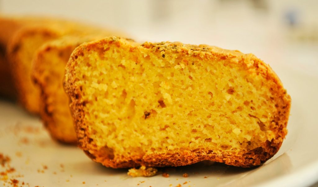 pane-giallo-con-erbe-erbe-aromatiche-1